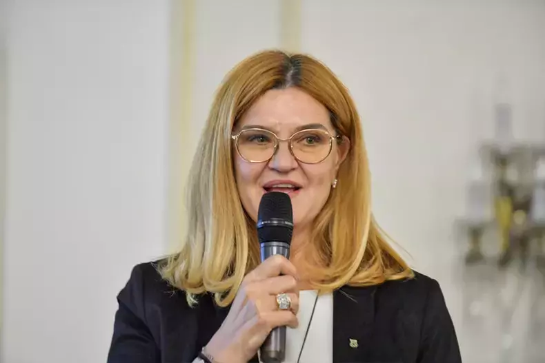 elisabeta-lipa-97
