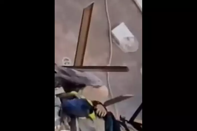 Persoana care făcea cu mâna de sub dărâmăturile exploziei din Rahova