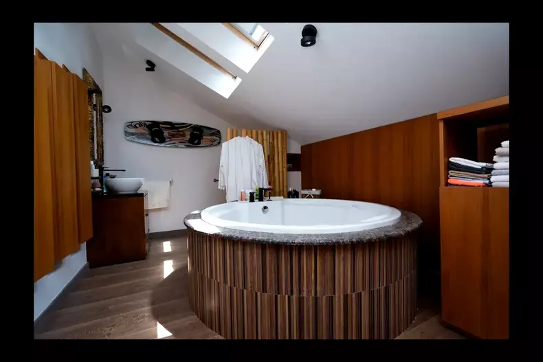 https___www.cancan.ro_wp-content_uploads_2026_01_Cum-arata-vila-din-Corbeanca-a-lui-Dani-Otil.-Baie-fara-pic-de-gresie-si-faianta-dar-cu-un-accesoriu-inedit-6