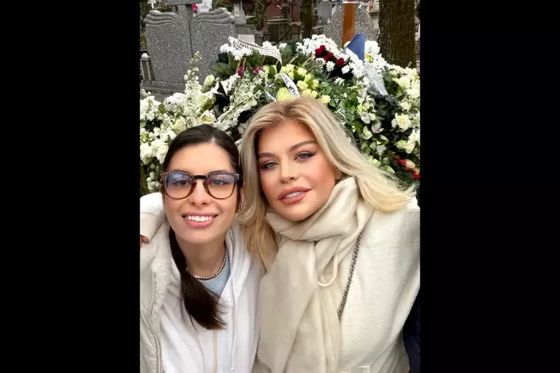 Loredana și fiica ei la mormântul lui Vasile Groza