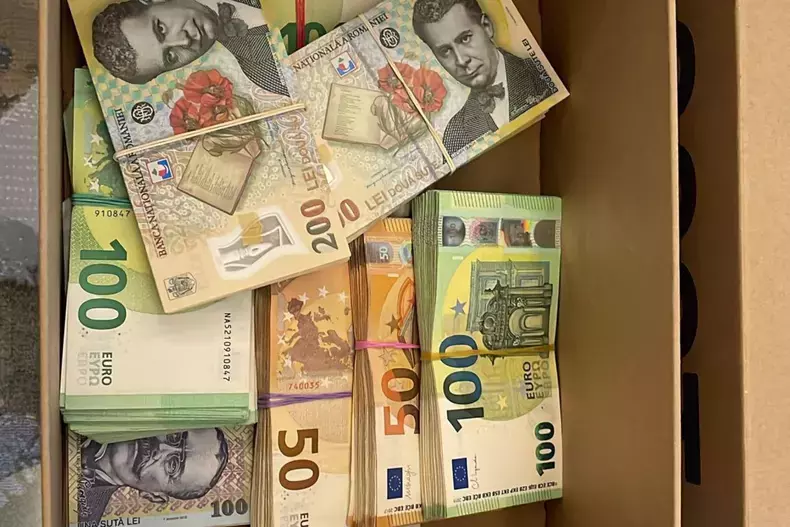 seful-arr-avea-acasa-doua-cutii-de-pantofi-pline-cu-teancuri-de-bani--procurorii-dna-au-numarat-350-000-de-euro-in-vila-lui-cristian-anton-3