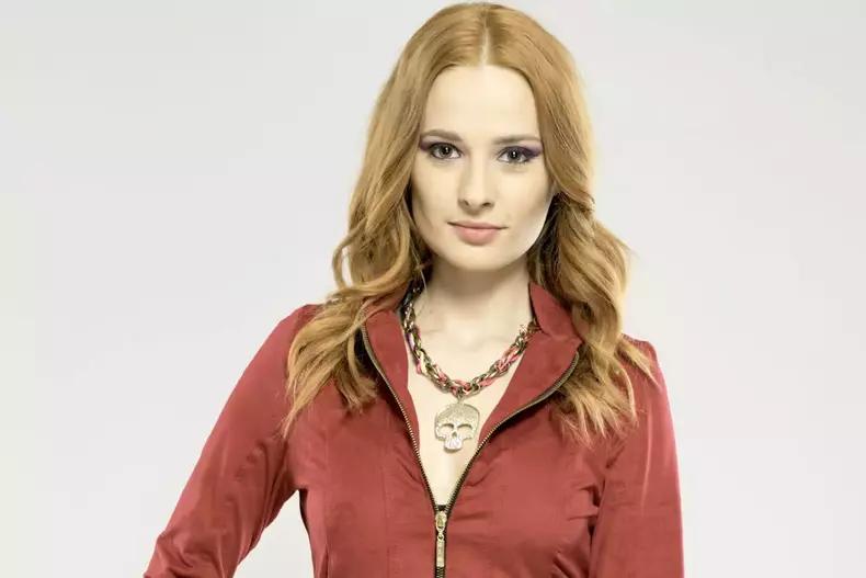 Adina-Galupa-in-rolul-Bella-Kanal-D1