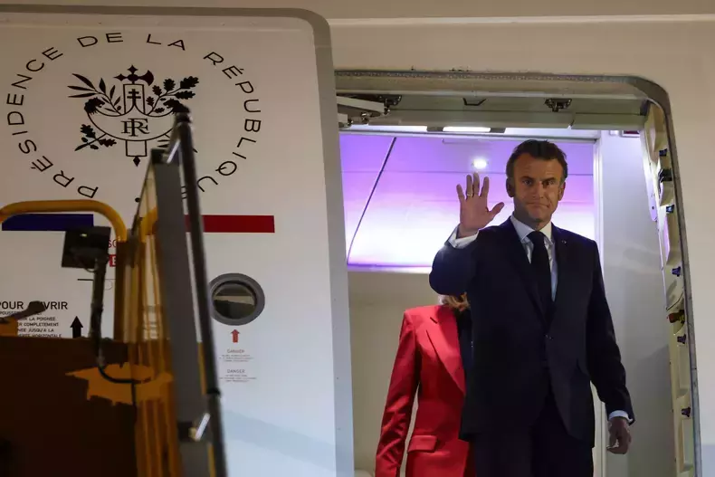 imagini-virale-cu-emmanuel-macron-palmuit-de-brigitte-macron5-1