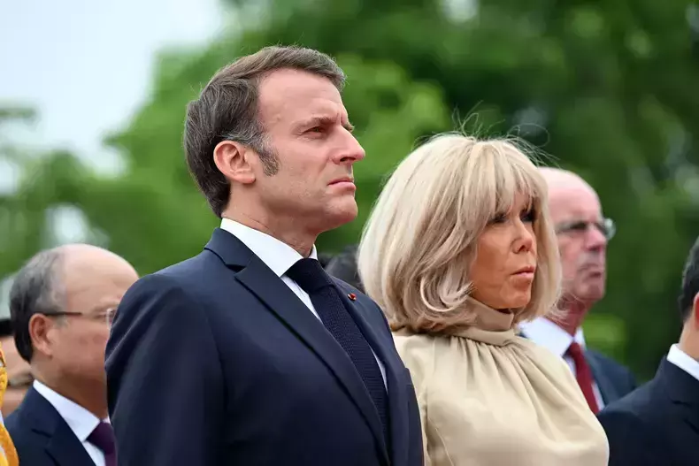 imagini-virale-cu-emmanuel-macron-palmuit-de-brigitte-macron7-2