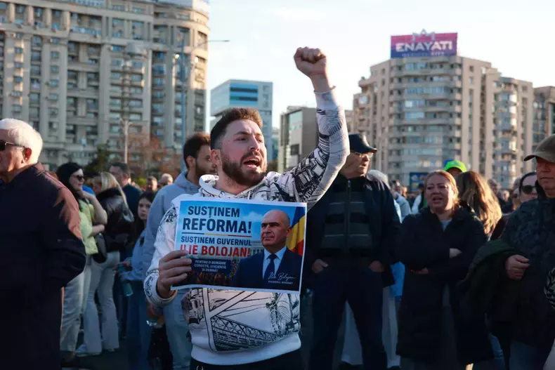 miting-in-piata-victoriei-pentru-sustinerea-lui-ilie-bolojan-1
