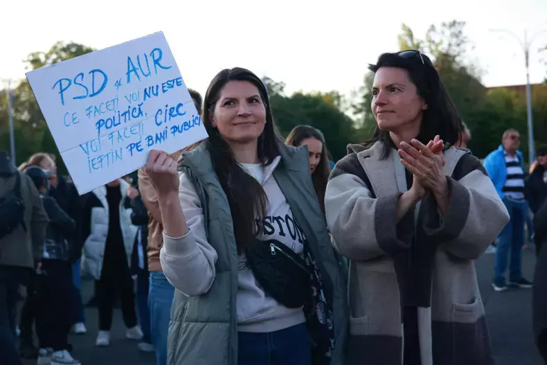 miting-in-piata-victoriei-pentru-sustinerea-lui-ilie-bolojan-4
