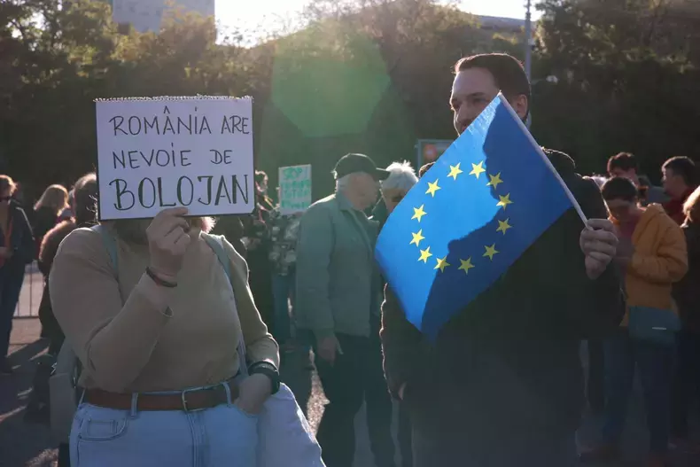 miting-in-piata-victoriei-pentru-sustinerea-lui-ilie-bolojan-inaintea-motiunii-de-cenzura-1
