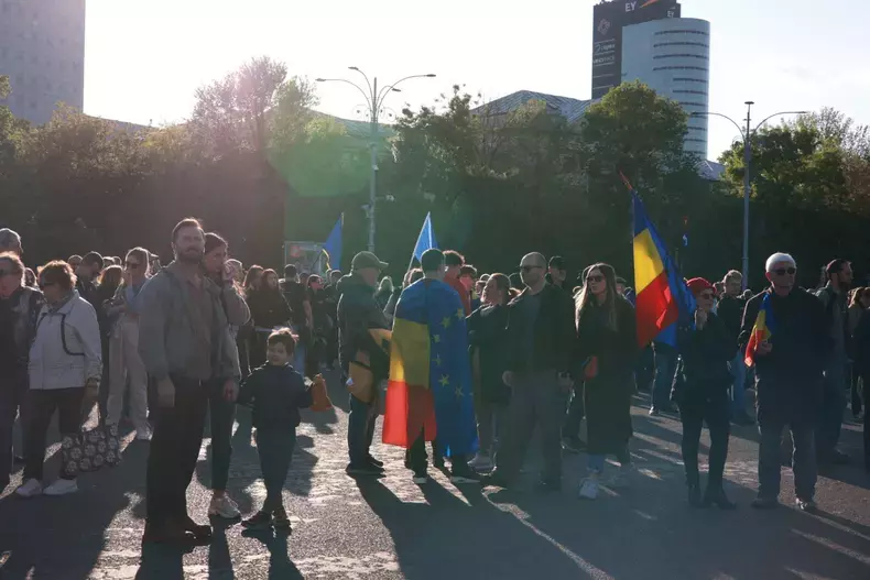 miting-in-piata-victoriei-pentru-sustinerea-lui-ilie-bolojan-inaintea-motiunii-de-cenzura-10