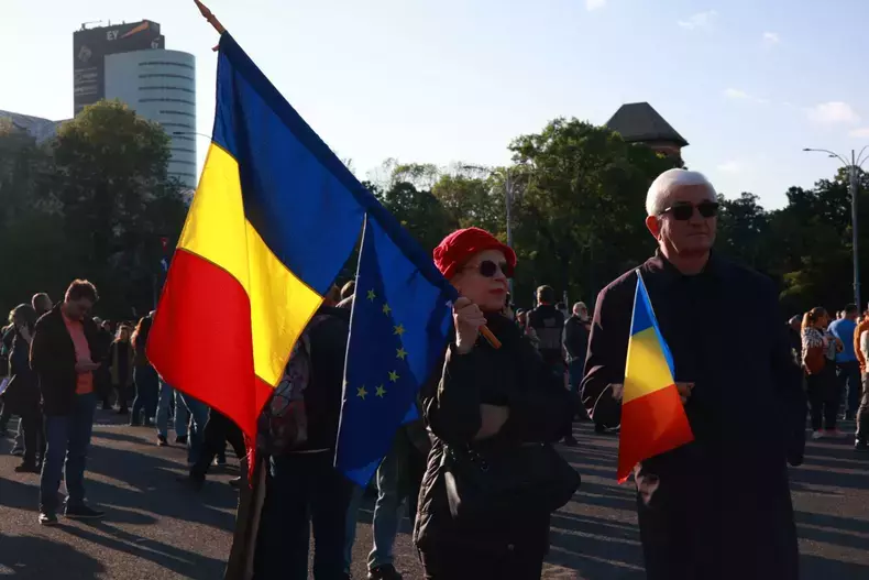 miting-in-piata-victoriei-pentru-sustinerea-lui-ilie-bolojan-inaintea-motiunii-de-cenzura-2
