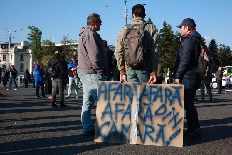 miting-in-piata-victoriei-pentru-sustinerea-lui-ilie-bolojan-inaintea-motiunii-de-cenzura-9