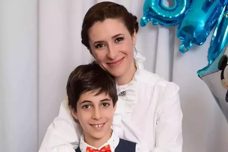 Iuliana Tudor si Tudor, fiul ei4