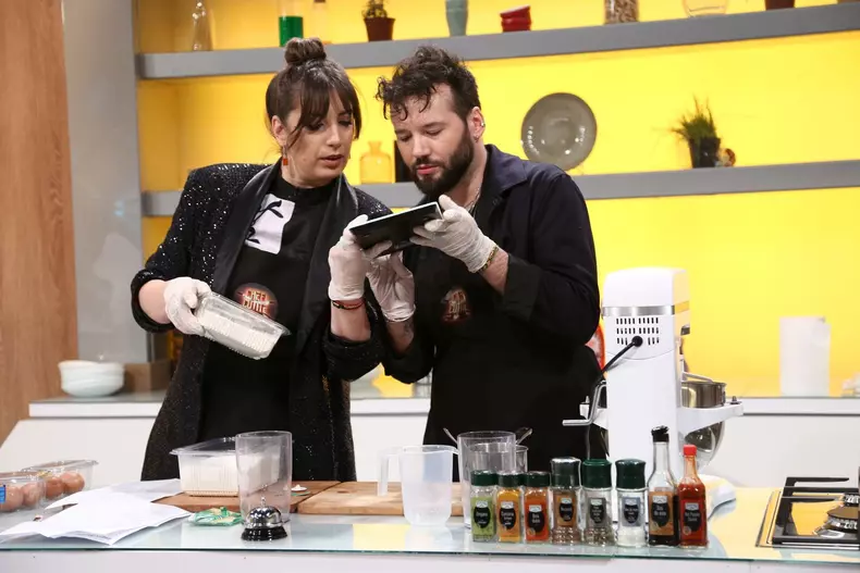 Chefi la cuțite 27 aprilie 2021. Invitații speciali ai serii, Cocuța și Bogdan Boantă, le fac o surpriză chefilor (1)