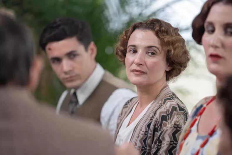 Agatha și blestemul lui Iștar începe la Epic Drama. Serialul o prezintă pe Lyndsey Marshal în rolul Agathei Christie (3)