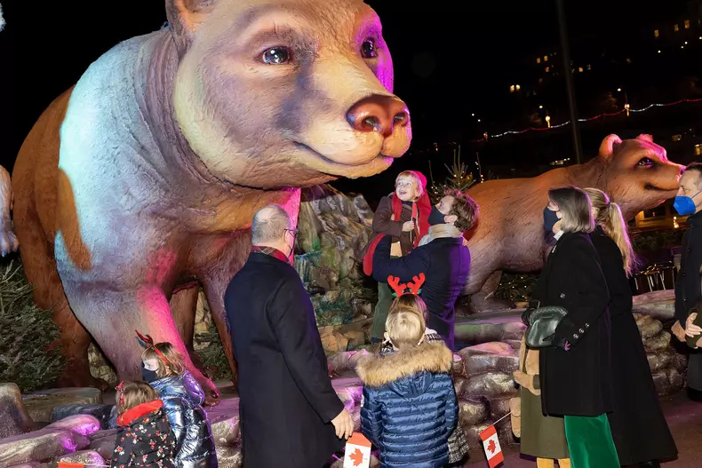 Ouverture du marché de Noël à Monaco en présence du prince Albert II, de ses enfants le prince Gabriel, la princesse Gabriella, de la princesse Caroline de Hanovre, de Pierre Casiraghi, sa femme Béatrice Borroméo , de leurs enfants Francesco et Stefano