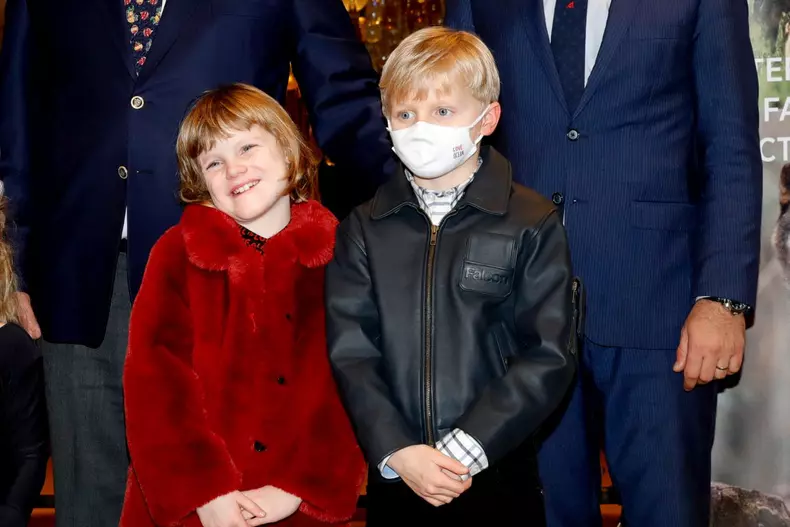 Le prince Albert II de Monaco assiste à la première du film "Naïs au pays des loups" avec ses enfants à Monaco