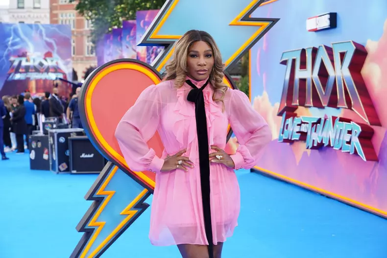 Jucătoarea americană de tenis Serena Williams participă la premiera filmului "Thor: Iubire și tunet", la Leicester Square