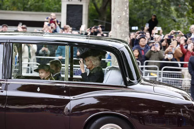 Omagiul adus de prințesa Charlotte reginei Elisabeta a II-a. Prințesa de Wales a purtat o bijuterie primită de la străbunica sa