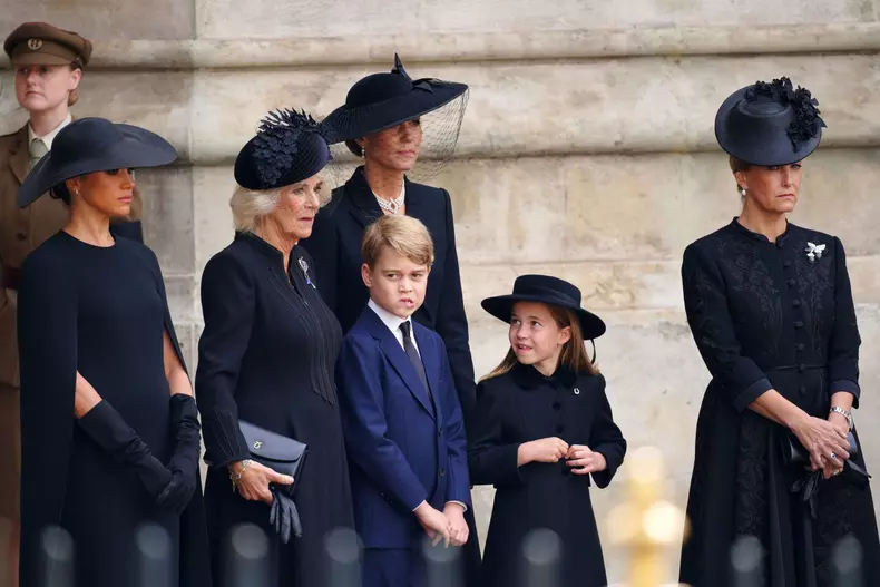 Omagiul adus de prințesa Charlotte reginei Elisabeta a II-a. Prințesa de Wales a purtat o bijuterie primită de la străbunica sa