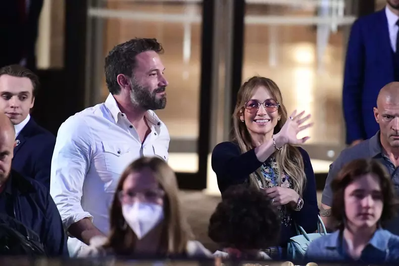 Jennifer Lopez și Ben Affleck, prima apariție pe covorul roșu în calitate de soț și soție. Ce gesturi au surprins paparazzi