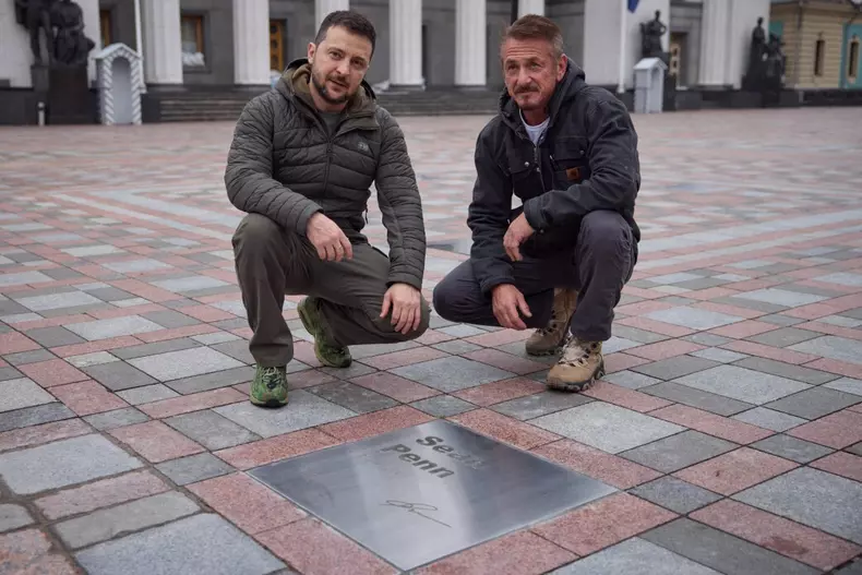 Actor Sean Penn hands over his award to Ukrainian President