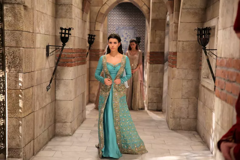 Beren Saat (Pinterest) 04