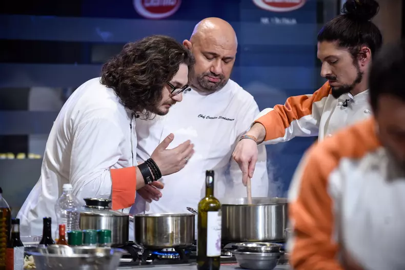 Sunt ultimele confruntări de la „Chefi la cuțite” Chef Dumitrescu dă afară doi concurenți (8)