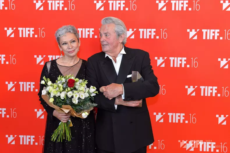 Alain Delon - Oana Pelea - Gala de inchidere - foto Nicu Cherciu