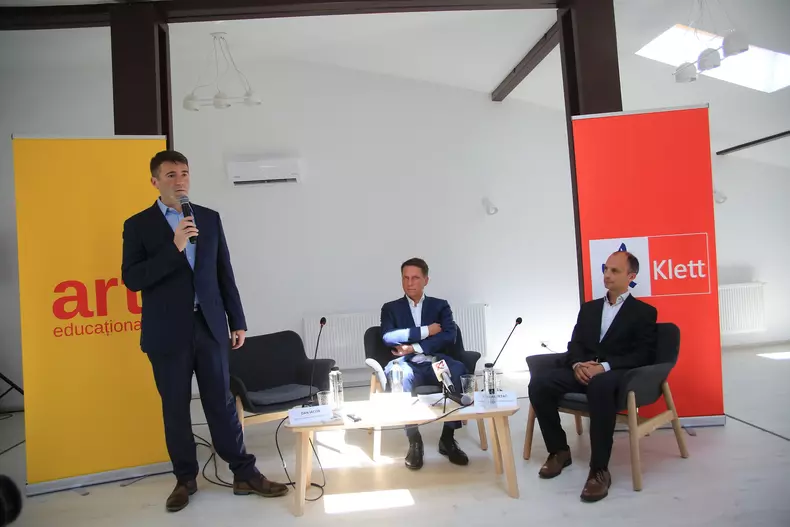 De la st_nga la dreapta Dan Iacob, director general Grupul Editorial Art, Philipp Haussmann (Germania), CEO Klett Gruppe _i Bojan Vrta_ (Slovenia), CFO Klett Gruppe Europa de Est _Credit foto C_t_lina Filip