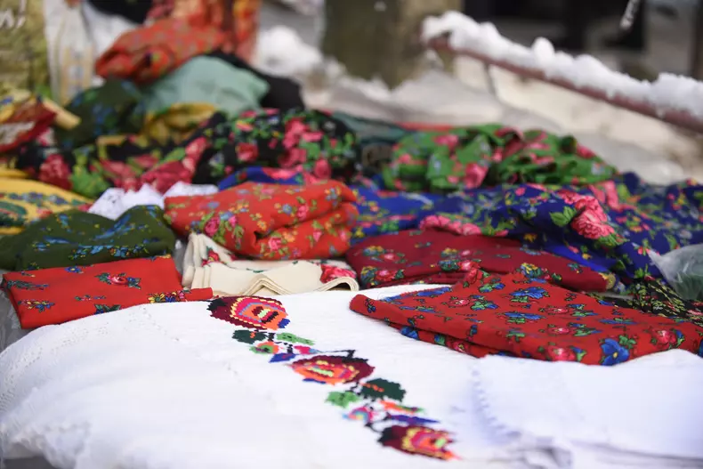 Au început filmările pentru „Ie, Românie”. Mircea Radu, primit cu brațele deschise în Maramureș (4)