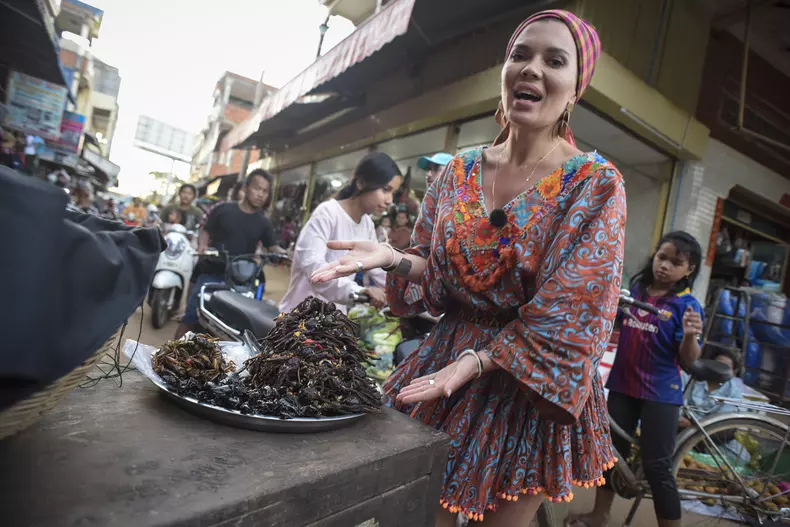 La filmările pentru „Asia Express”, Gina Pistol a gustat mâncărurile bizare ale asiaticilor tarantule, scorpioni și greieri prăjiți (2)