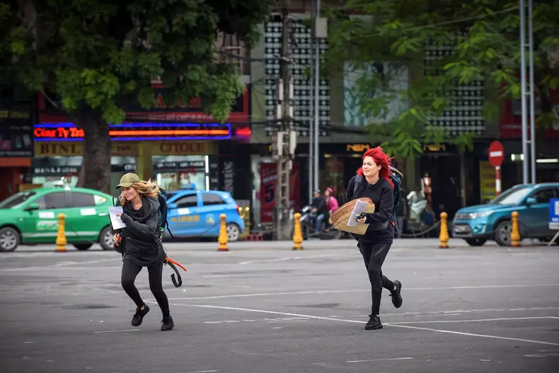 Marți, la „Asia Express” Raluk și Ana Baniciu sunt martorele unui accident înspăimântător pe străzile din Vietnam (6)