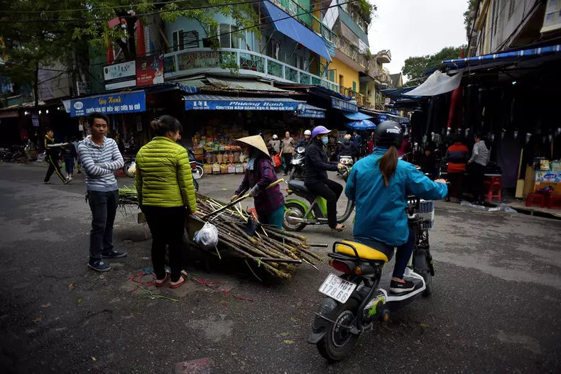 Marți, la „Asia Express” Raluk și Ana Baniciu sunt martorele unui accident înspăimântător pe străzile din Vietnam (7)