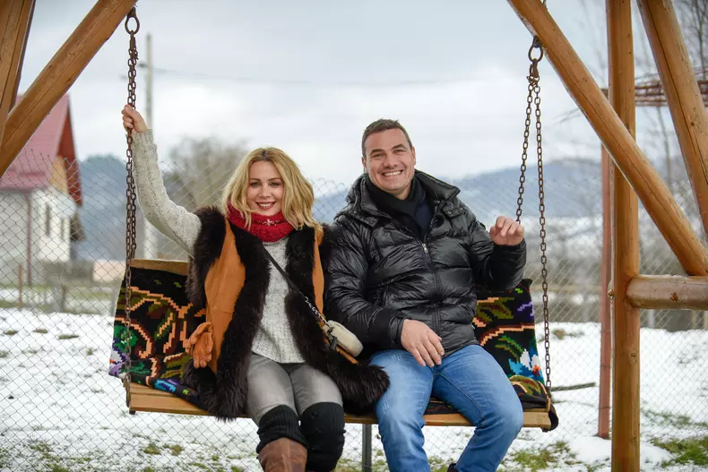 Mircea Radu, ajutat de Dana Săvuică și Ionuț Iftimoaie să găsească cele mai mândre fete pentru show-ul „Ie, Românie”