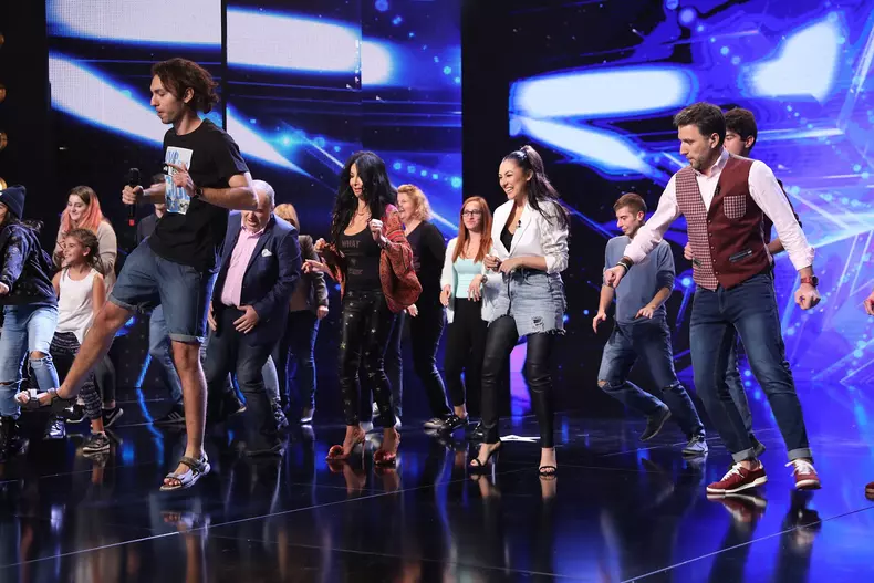 În prima ediție a show-ului, jurații dansează împreună cu publicul pe scena „Românii au talent” (4)