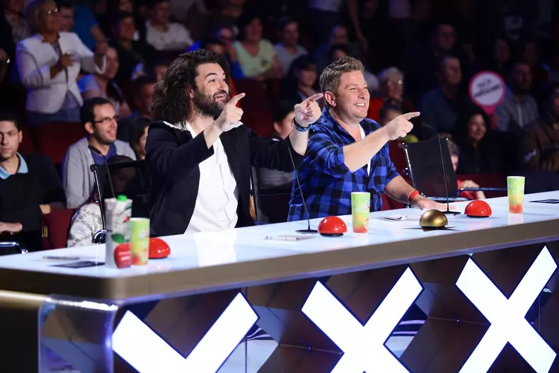 În prima ediție a show-ului, jurații dansează împreună cu publicul pe scena „Românii au talent” (5)