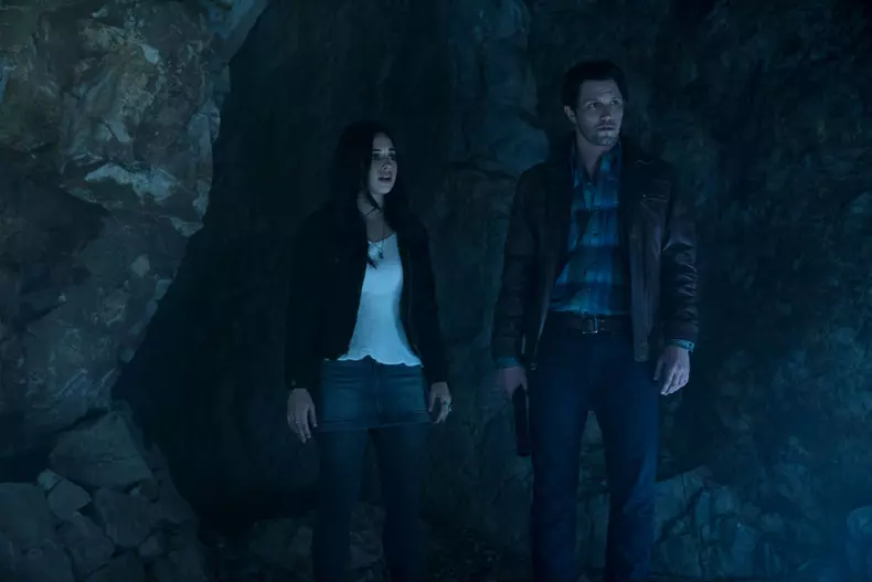 01_roswell_new_mexico_ep_01_002