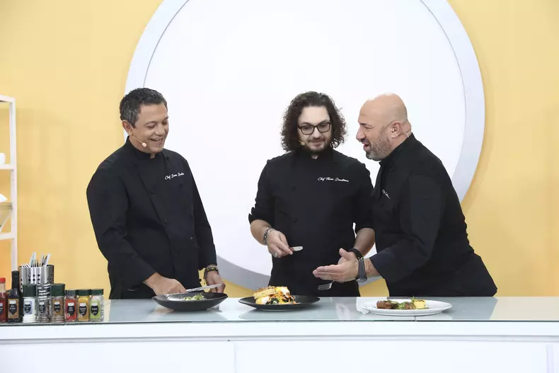 Chefii degusta farfuriile pentru proba amuletei