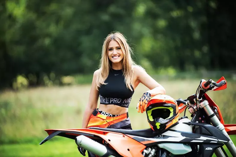 Iuliana Pepene conduce o decapotabila si un motor (1)