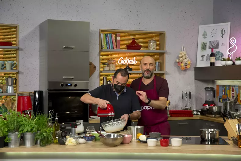 O-noua-emisiune-la-TV-Paprika.-Cand-incepe-„Si-mai-multa-culoare-in-farfurie-cu-chef-Radu-Dumitrescu-4