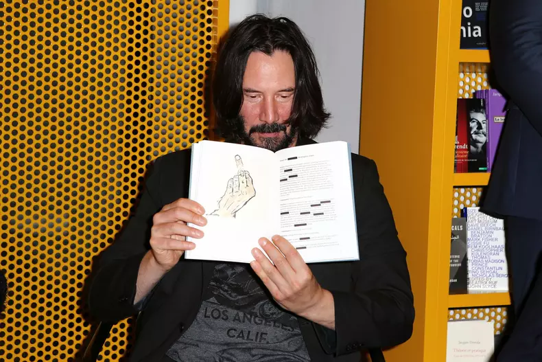 Keanu Reeves et la photographe Alexandra Grant dédicacent le livre "Ode to Happiness" au Palais de Tokyo à Paris