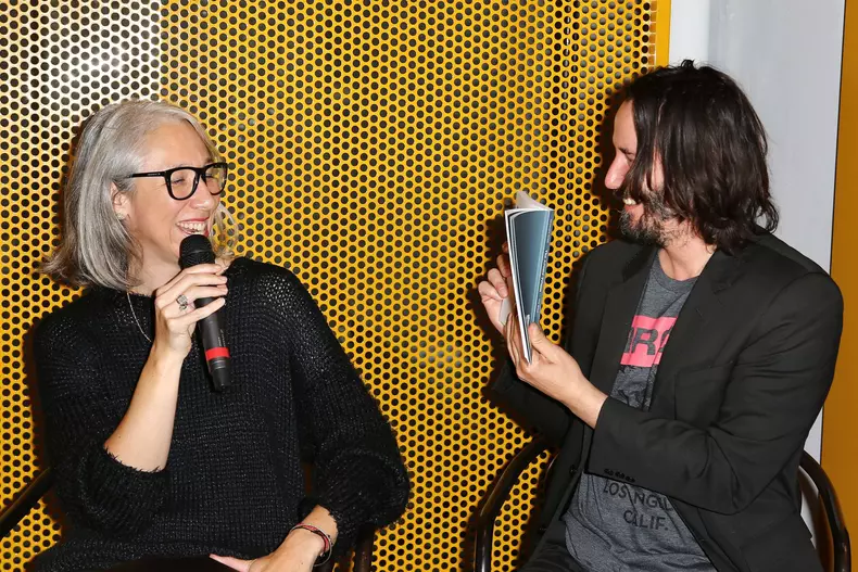 Keanu Reeves et la photographe Alexandra Grant dédicacent le livre "Ode to Happiness" au Palais de Tokyo à Paris