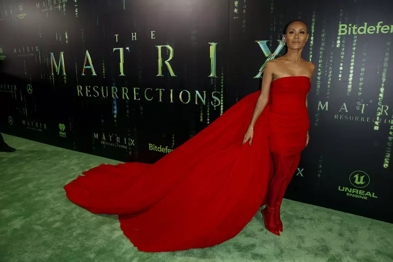 Jada Pinkett Smith, ravisantă într-o rochie roșie de prințesă, la premiera noului „Matrix”
