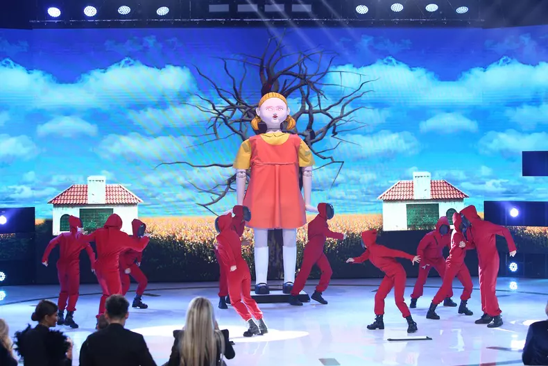 Revelionul-Starurilor-2022-–-Razboiul-Generatiilor-prezentat-de-Dan-Negru-Secretele-mastilor-2