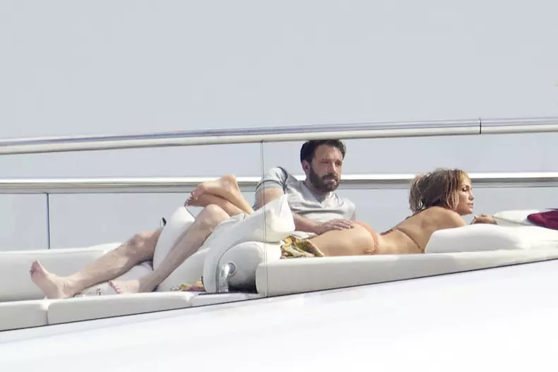Exclusif - Prix Spécial - No Web - Ben Affleck et sa compagne Jennifer Lopez très amoureux sur leur yacht dans la baie de Monaco