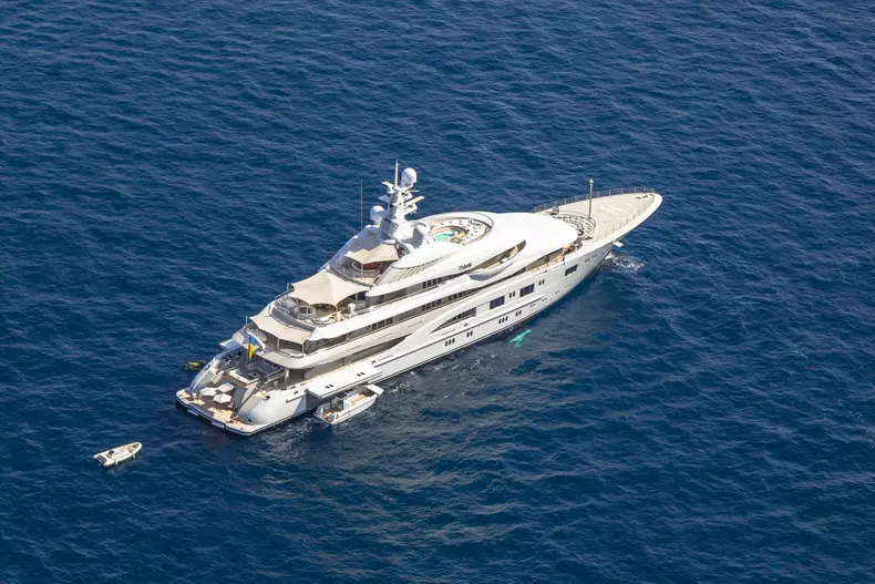 Exclusif - No web - Vue aérienne de Yacht de luxe à Saint-Tropez
