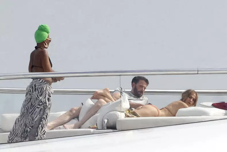 Exclusif - Prix Spécial - No Web - Ben Affleck et sa compagne Jennifer Lopez très amoureux sur leur yacht dans la baie de Monaco