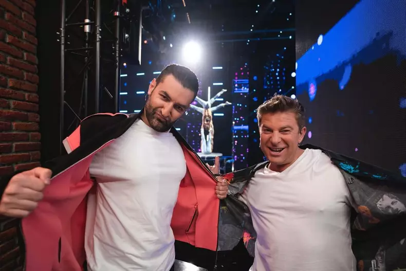 Smiley-Pavel-Bartos-3