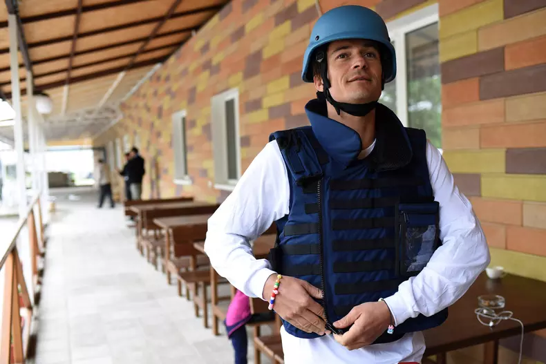 Orlando Bloom, ambassadeur de bonne volonté de lUNICEF, rend visite à des petits ukrainiens après le conflit qui ravage une grosse partie du pays