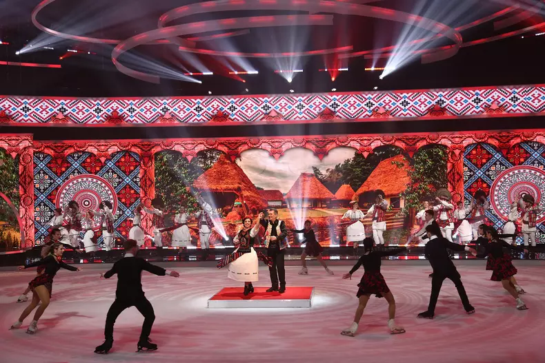 Nea-Marin-impreuna-cu-Scoala-de-Dans-Romanesc-„Larisa-si-Marian-Barbu-si-baletul-ghetii-Dancing-on-Ice