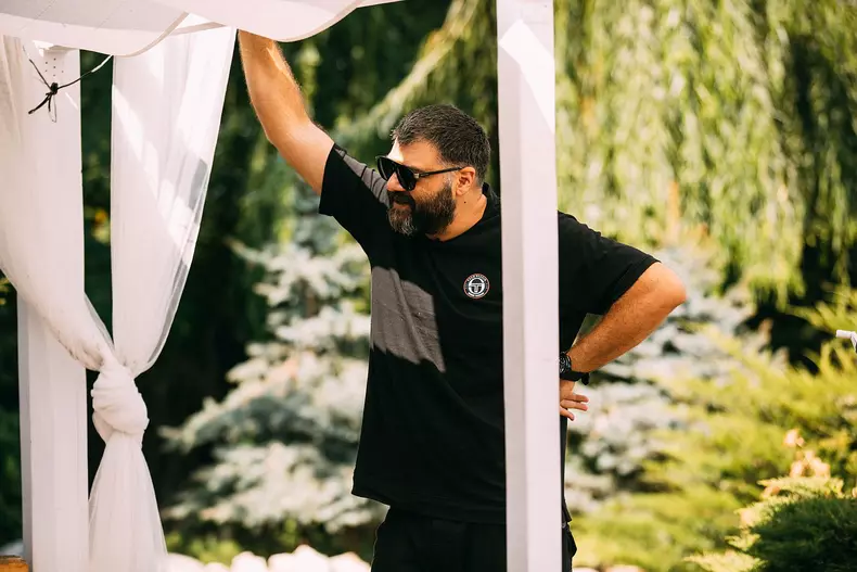 One-True-Singer-6_Grasu-XXL